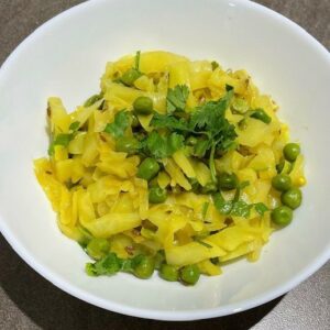 White cabbage and peas (Gobi Mattar Sabji)
